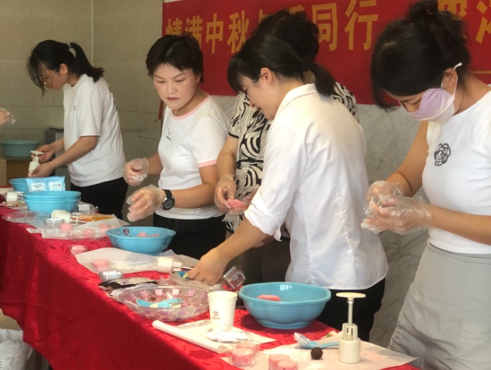 谈球吧体育官网中心迎中秋：DIY月饼乐翻天，物业暖心添喜庆