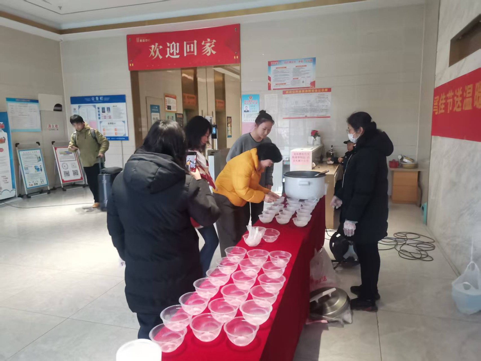 情暖元宵：【谈球吧体育官网中心】佳旭物业送汤圆，共筑温馨家园